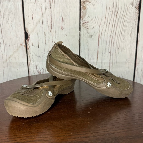 CROCS women’s loafer flats in chocolate brown color size 6 removable insole GUC - Picture 2 of 15